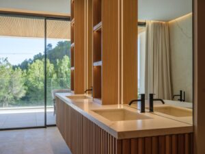 encimera de baño hecha de porcelánico blanco montada sobre muebles de madera en Mallorca